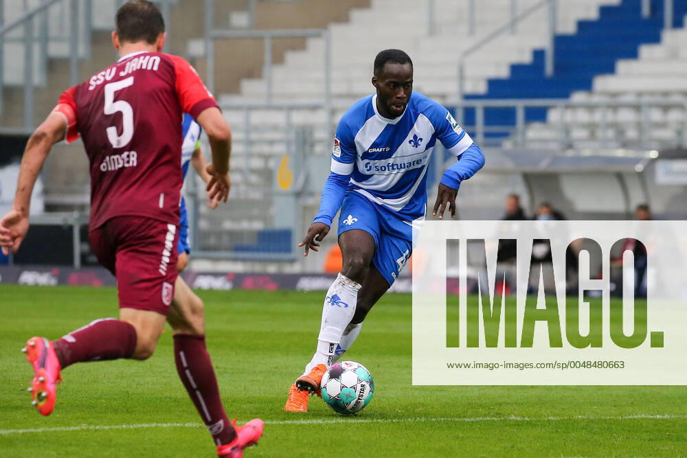 Fussball 2 Bundesliga SV Darmstadt 98 SSV Jahn Regensburg emonline v l , Benedikt Gimber SSV Jahn Regensburg , Erich Berko SV Darmstadt 98