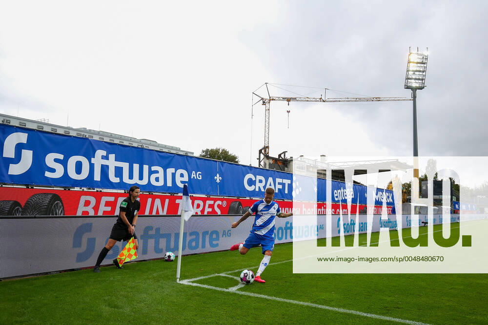 Fussball 2 Bundesliga SV Darmstadt 98 SSV Jahn Regensburg emonline v l , Tobias Kempe SV Darmstadt 98 , in the background the construction site at the Böllenfalltor