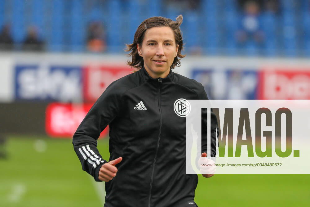 Fussball 2 Bundesliga SV Darmstadt 98 SSV Jahn Regensburg emonline v l , lineswoman Katrin Rafalski Germany