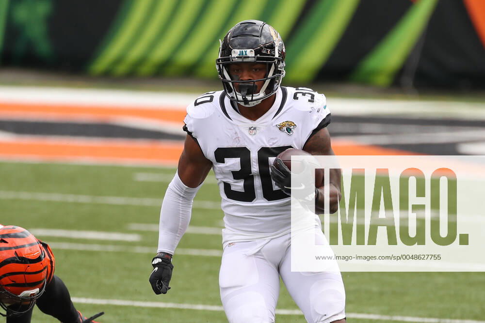 CINCINNATI, OH - OCTOBER 04: Jacksonville Jaguars running back James Robinson (30) carries the ball during the game against the Jacksonville Jaguars and the Cincinnati Bengals on October 4, 2020, at Paul Brown Stadium in Cincinnati, OH. (Photo by Ian Johnson Icon Sportswire) NFL, American Football Herren, USA OCT 04 Jaguars at Bengals Icon201004007