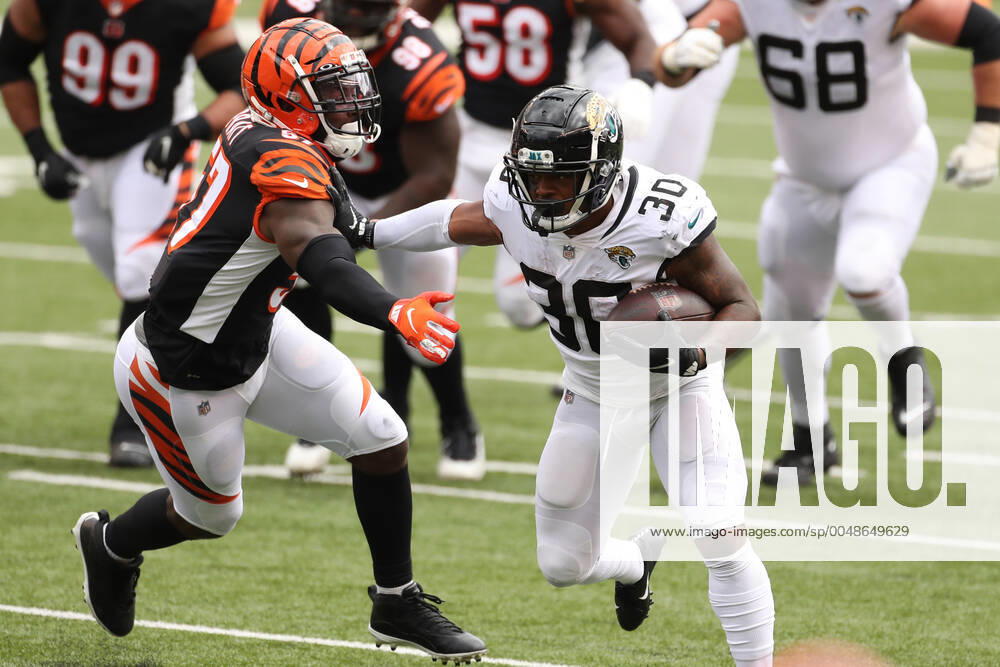 CINCINNATI, OH - OCTOBER 04: Jacksonville Jaguars running back James Robinson (30) carries the ball during the game against the Jacksonville Jaguars and the Cincinnati Bengals on October 4, 2020, at Paul Brown Stadium in Cincinnati, OH. (Photo by Ian Johnson Icon Sportswire) NFL, American Football Herren, USA OCT 04 Jaguars at Bengals Icon201004089