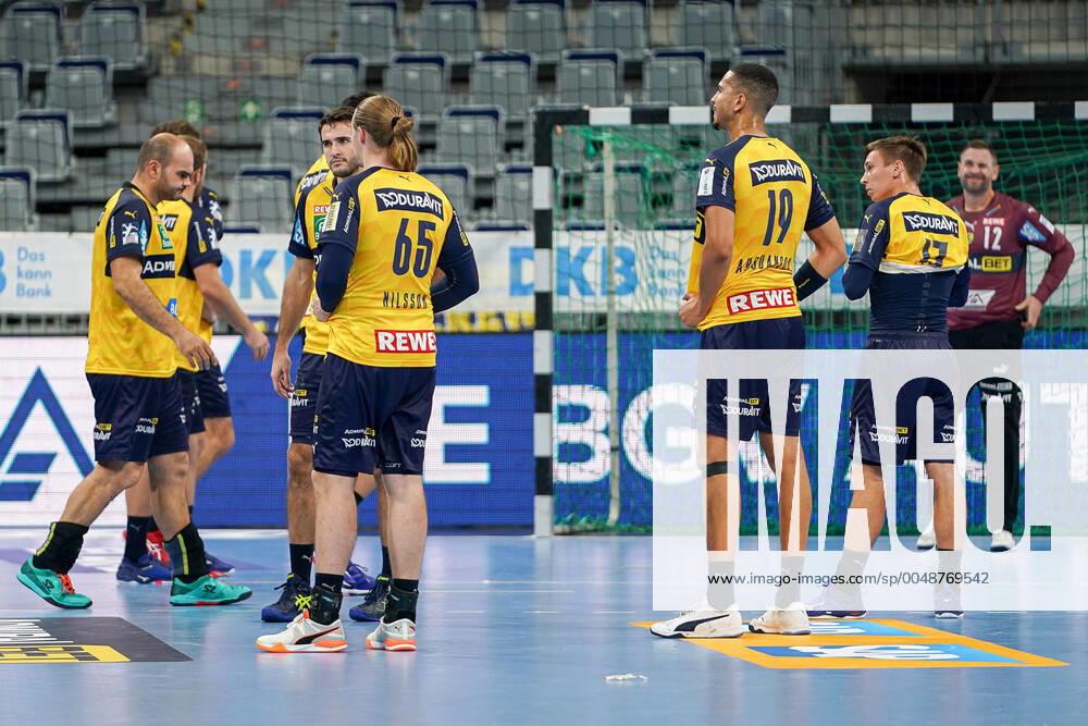 Player of the Rhein Neckar Löwen disappointed about the defeat, disappointment after the final whistle, highlight, loser, lost, frustration, disappointed, pessimistic, 15 10 2020, Mannheim Germany , Handball, Bundesliga, Rhein Neckar Löwen SC DHfK Leipzig