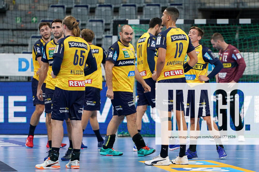 Player of the Rhein Neckar Löwen, disappointed about the defeat, disappointment after the final whistle, highlight, loser, lost, frustration, disappointed, pessimistic, 15 10 2020, Mannheim Germany , Handball, Bundesliga, Rhein Neckar Löwen SC DHfK Leipzig