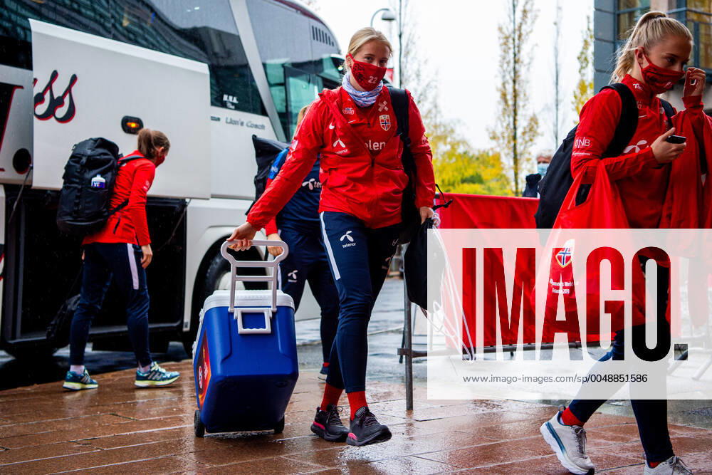 Julie Blakstad of the Norwegian women nationals national football team arrives wearing a face mask ahead of a training session on October 20, 2020 in Oslo Photo Vegard Wivestad Grott BILDBYRAN kod VG VG0059 bbeng fotboll football fotball soccer uefa euro qualifier em kvalifisering Women em qual norway norway ladies training training training bandage,