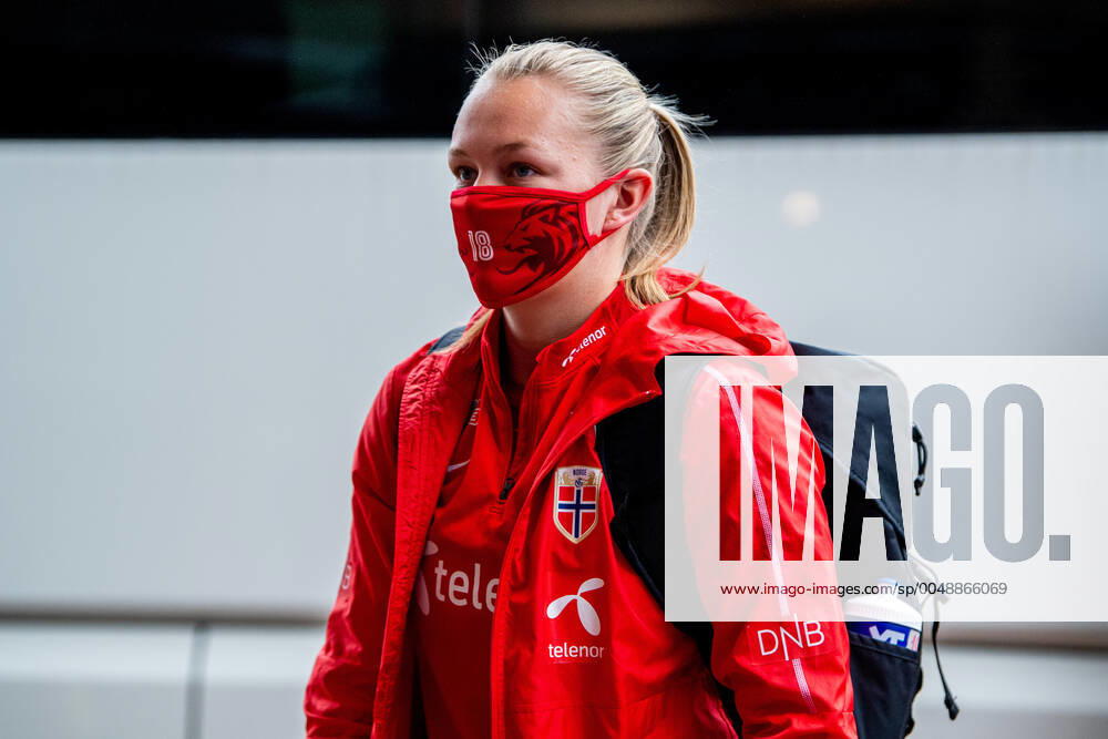 Frida Maanum of the Norwegian womens national football team arrives wearing a face mask ahead of a training session on October 21, 2020 in Oslo Photo Vegard Wivestad Grott em qual norway norway ladies training training training bandage,