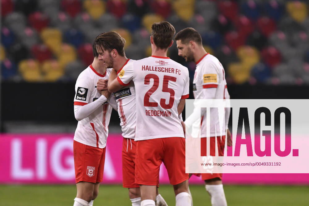 Final cheers Final cheers Emotion Joy of the team from Halle 24 11 2020 Football, 3 League, KFC Uerdingen 05 vs Hallescher FC, Merkur Spiel Arena, Duesseldorf, DFB DFL REGULATIONS PROHIBIT ANY USE OF PHOTOGRAPHS AS IMAGE SEQUENCES AND OR QUASI VIDEO