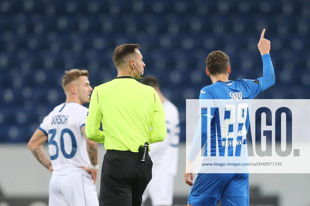 Fussball UEFA Europa League, TSG 1899 Hoffenheim KAA Gent, v l Goal scored, Tor zum 2 0 Robert Skov TSG 1899 Hoffenheim Referee Anastasios Papapetrouorjubel, Goal celebration, celebrate the goal, celebrates scoring Sinsheim
