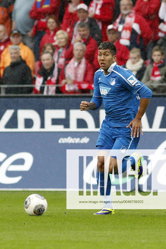 Mainz, Germany 05 October 2013 1 Bundesliga 13 14 8 Spieltag 1 FSV Mainz 05 vs 1899 Hoffenheim Roberto Firmino Hoffenheim , with ball, action single image crop portrait, portrait format 1 Bundesliga 13 14 8 Spieltag 1 FSV Mainz 05 vs 1899 Hoffenheim jr