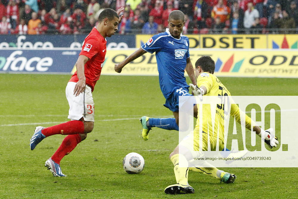 Mainz, Germany 05 October 2013 1 Bundesliga 13 14 8 Matchday 1 FSV Mainz 05 vs 1899 Hoffenheim v li Shawn Parker Mainz , Tim Paterok Hoffenheim , Goalkeeper Koen Casteels Hoffenheim , Goal chance, landscape, landscape format 1 Bundesliga 13 14 8 Matchday 1 FSV Mainz 05 vs 1899 Hoffenheim jr