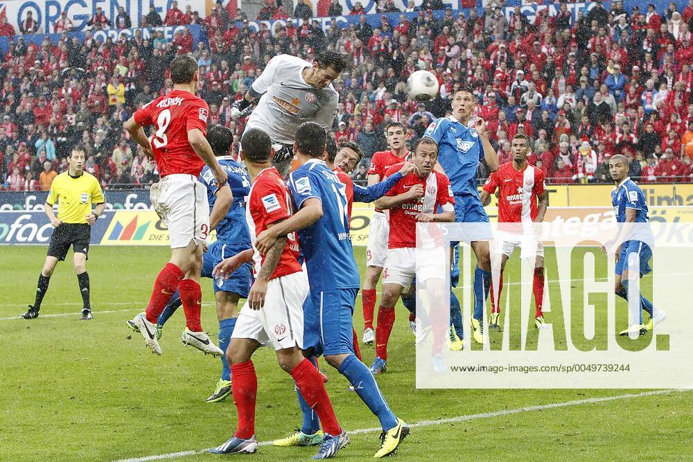 Mainz, Germany 05 October 2013 1 Bundesliga 13 14 8 Spieltag 1 FSV Mainz 05 vs 1899 Hoffenheim Goalkeeper Heinz Müller Mueller Mainz prepares to score the 2 2 equalizer in stoppage time with his header, across, landscape, scoring chance 1 Bundesliga 13 14 8 Spieltag 1 FSV Mainz 05 vs 1899 Hoffenheim jr