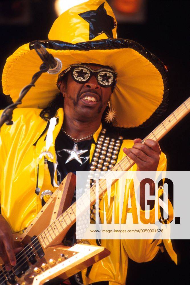 Bassist Bootsy Collins mit sternenförmigem Bass am Mikro