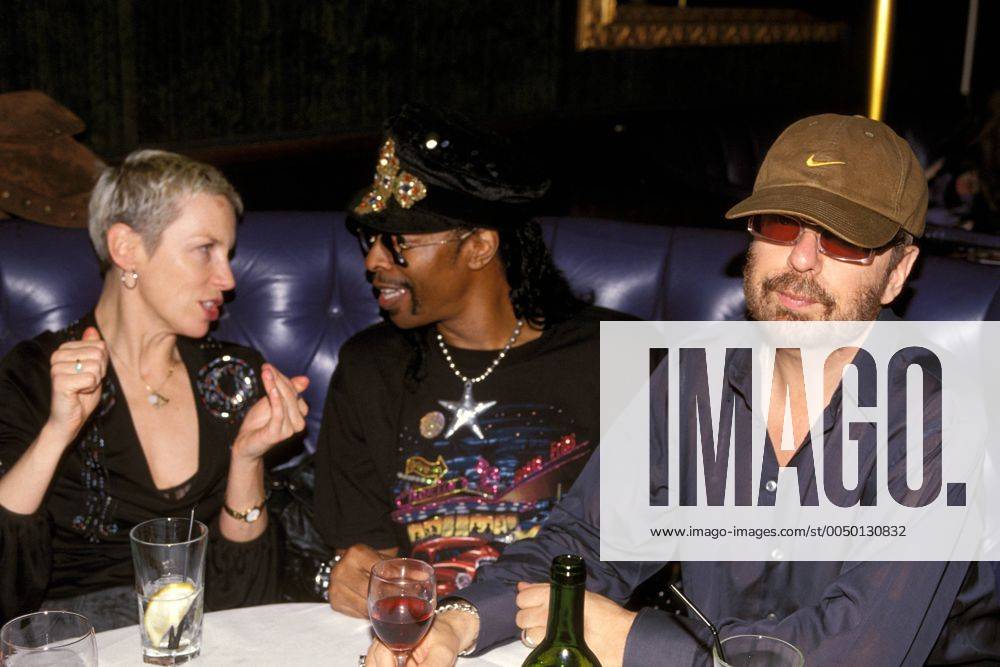 Sängerin Annie Lennox und Dave Stewart (beide GBR Eurythmics) mit Entertainer Bootsy Collins (Mitte, USA) im Cafe de Paris - London - anlässlich Wymans Buchpräsentation der Rolling Stones Story