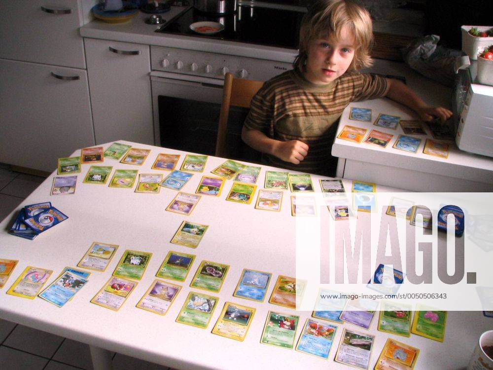 Kleiner Junge präsentiert stolz seine Pokemonkarten-Sammlung