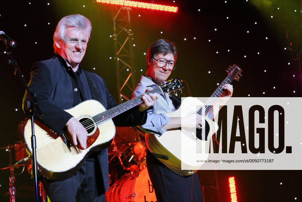 Gitarrist Hank Marvin (re.) und Bruce Welch (li., beide GBR Shadows) anlässlich eines Konzertes in Amsterdam