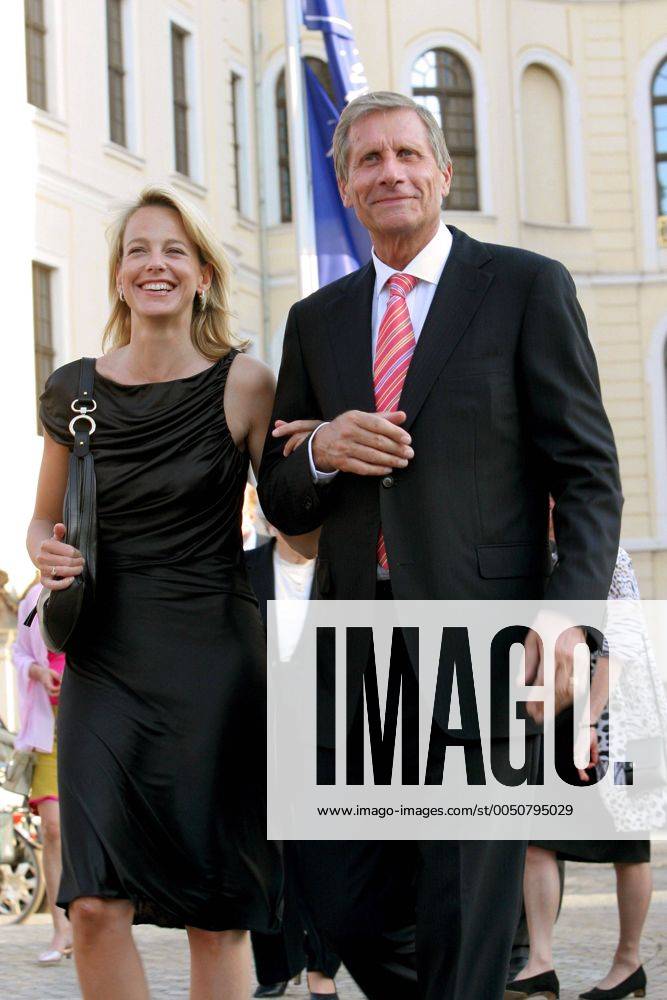 Moderator Ulrich Wickert und seine Ehefrau Julia Jäkel (beide GER) anlässlich der Preisverleihung zum SAECULUM - Glashütte Original Musikfestspiel Preis in der Semper Oper in Dresden