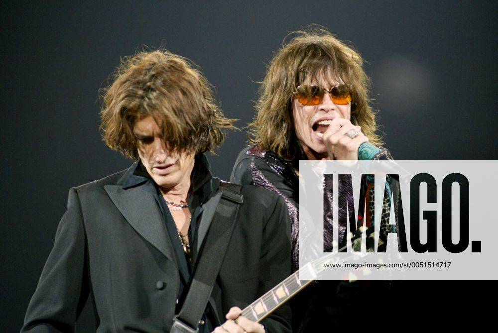 Musiker Joe Perry (li.) und Sänger Steven Tyler (beide Aerosmith USA) während eines Konzertes in Sunrise, Florida - (MIA2004040321)
