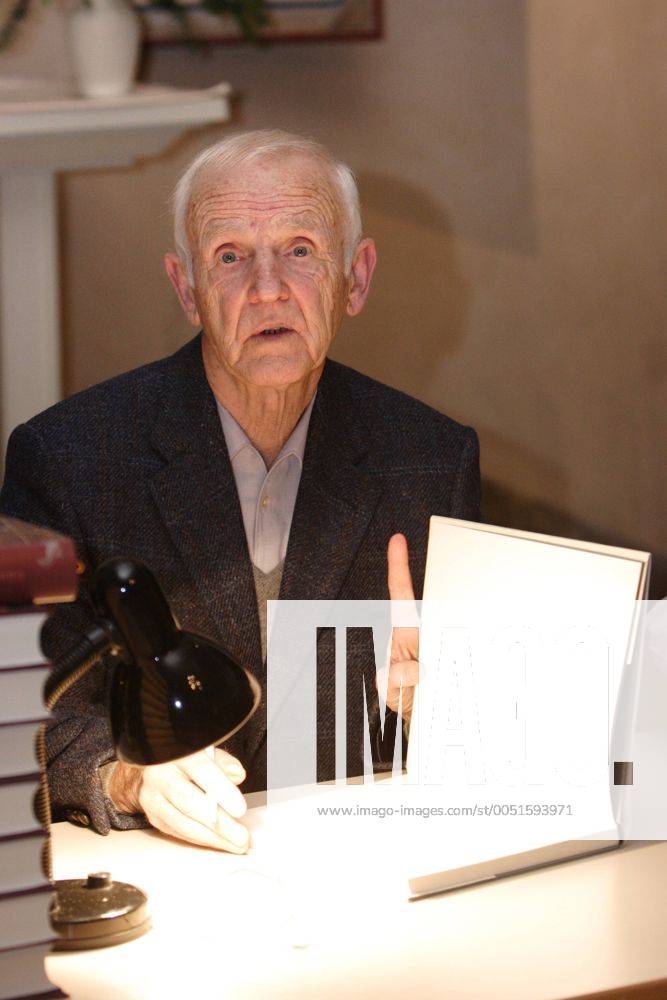Schriftsteller Günter de Bruyn (GER) während einer Lesung in der Alten Dorfkirche in Berlin-Zehlendorf