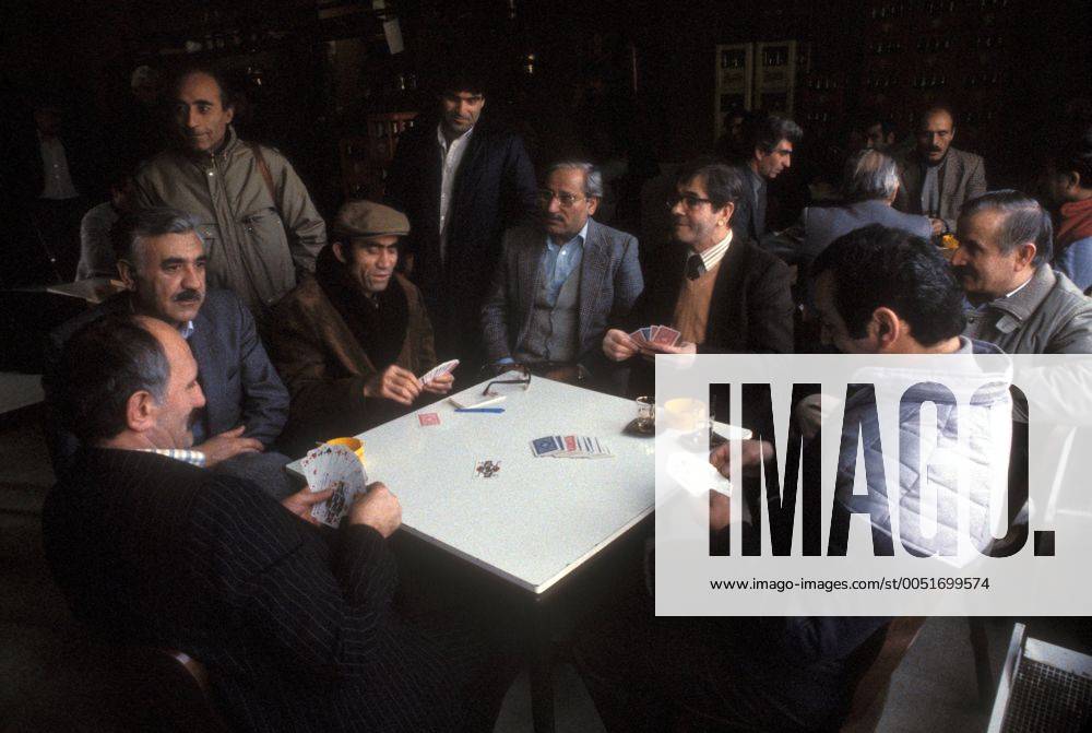 Männer spielen Karten in einem türkischen Cafe in Frankfurt Main