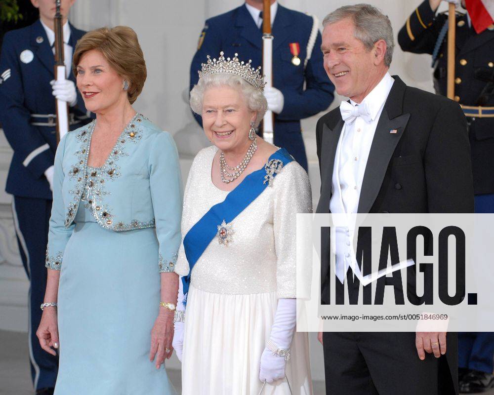 Präsident George W. Bush und seine Ehefrau Laura Bush (li., beide USA) mit Queen Elizabeth II. (GBR) anlässlich ihres Besuchs in Washington D.C. - (wap2007050725)