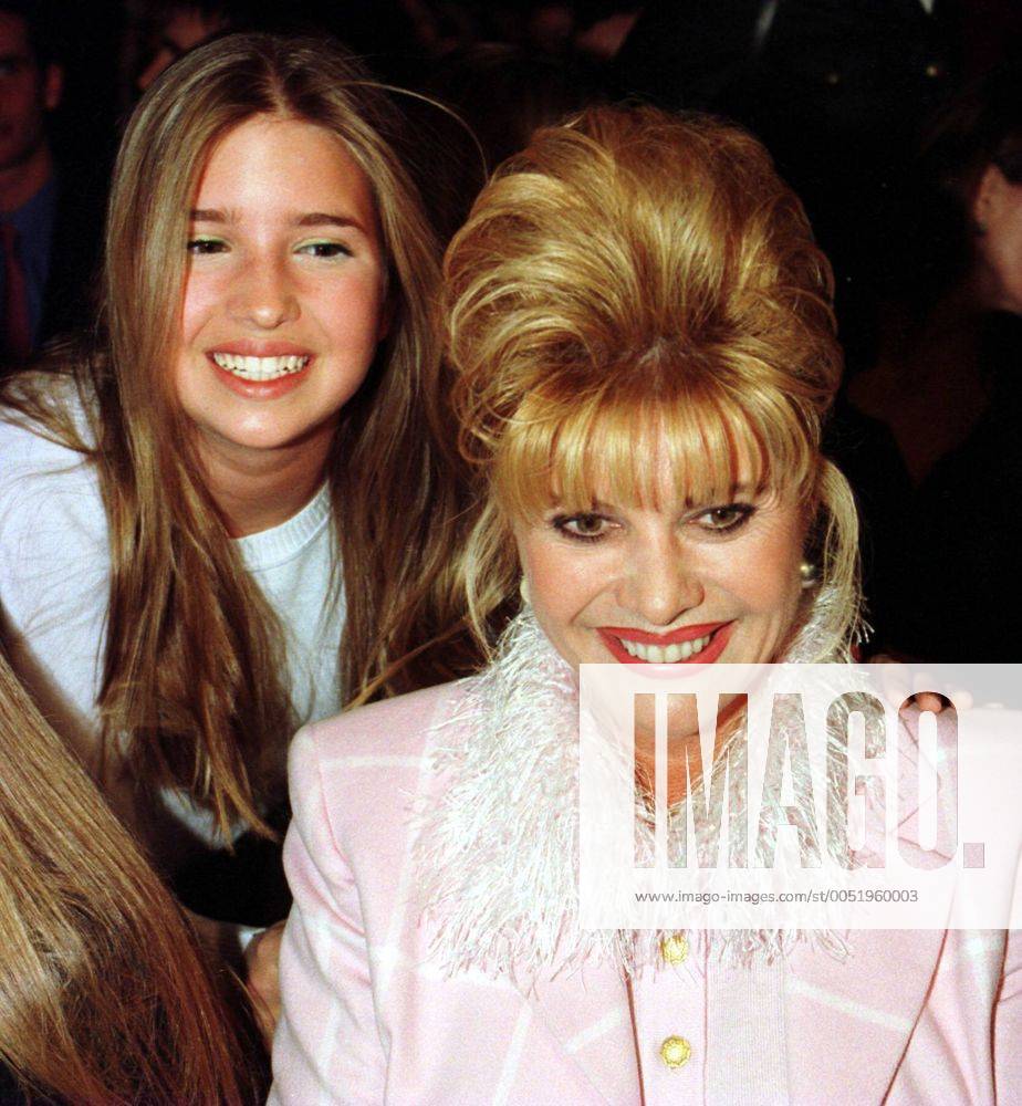 Ivana Trump (re., CSZ) und Tochter Ivanka (USA Tochter von Donald Trump) am Rande einer Modenschau in New York - (NYP96032808)
