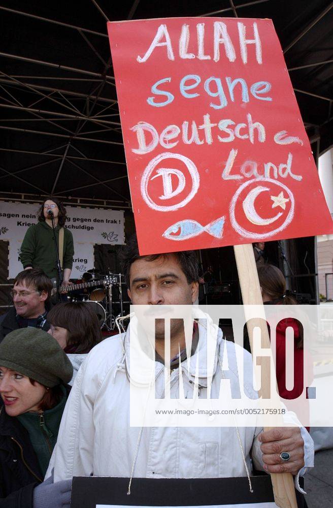 Teilnehmer einer Friedens-Demonstration in Karlsruhe