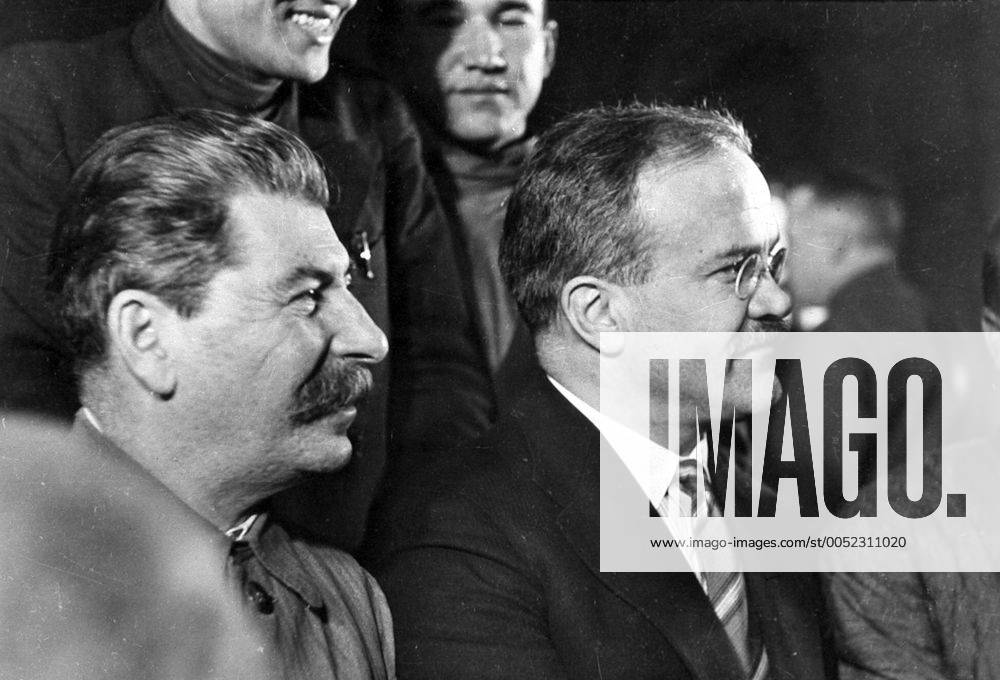 Josef Stalin (UdSSR Generalsekretär Zentralkomitee KPdSU) und Außenminister Wjatscheslaw Molotow (re., UdSSR Vorsitzender Rat der Volkskommissare) während eines Landwirtschaftskongresses in Moskau - - NOxSUBAGENTS - SMA011-0036