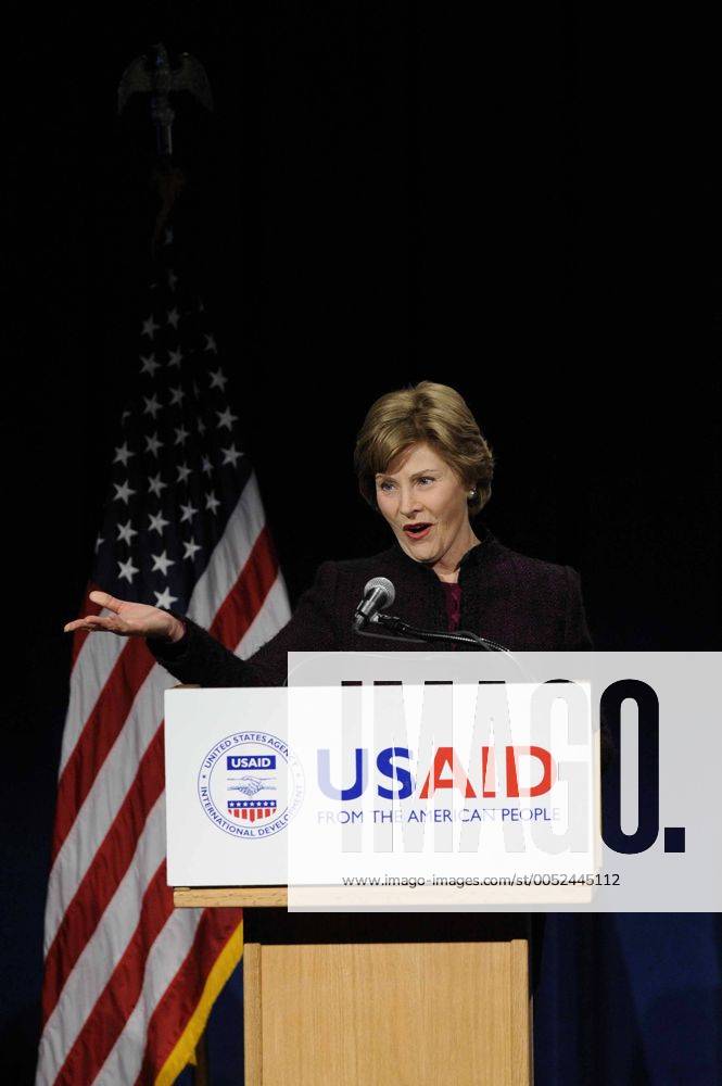 First Lady Laura Bush spricht während einer Zeremonie anlässlich des Internationalen Frauentages in Washington DC organisiert von der USAID -