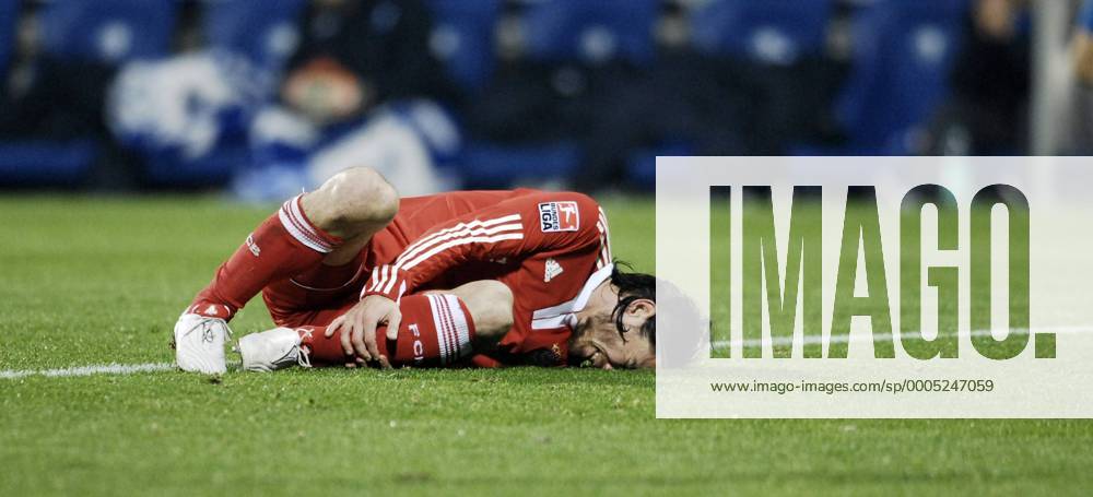 Fußball Bundesliga, 16. Spieltag, 12.12.2009, VfL Bochum - FC Bayern München 1:5; Danijel PRANJIC ( Bayern München) verletzt am Boden