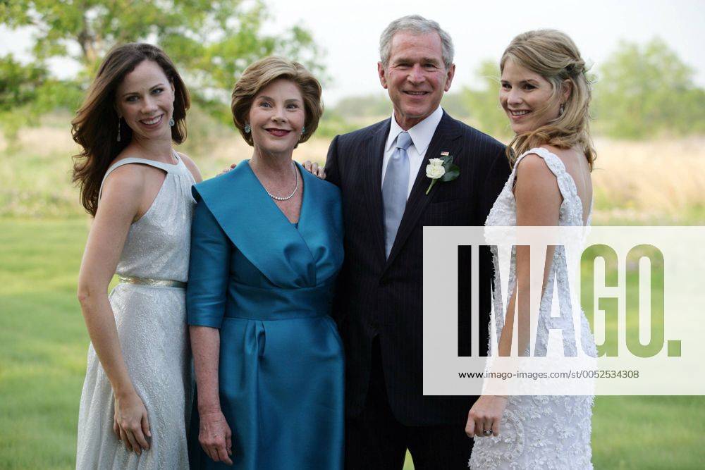 Präsident George W. Bush (USA) mit Ehefrau Laura Bush und den Töchtern Jenna (re.) und Barbara (li.) anlässlich der Hochzeit von Jenna auf der Prairie Chapel Ranch in Crawford - - WAX2008051103