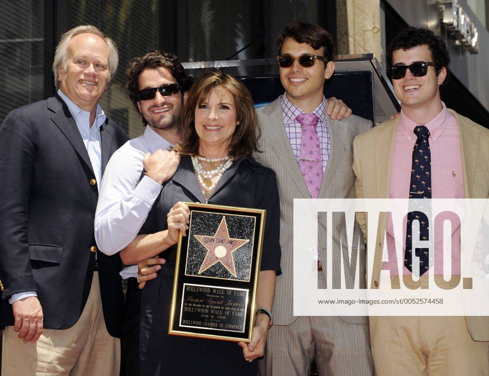 Schauspielerin Susan Saint James mit Ehemann Dick Ebersol (li.) und ihren Söhnen Harmony Lucas, Charlie Ebersol und Willie Ebersol anlässlich ihrer Ehrung mit einem Stern auf dem Walk of Fame in Los Angeles - (LAP2008061122)