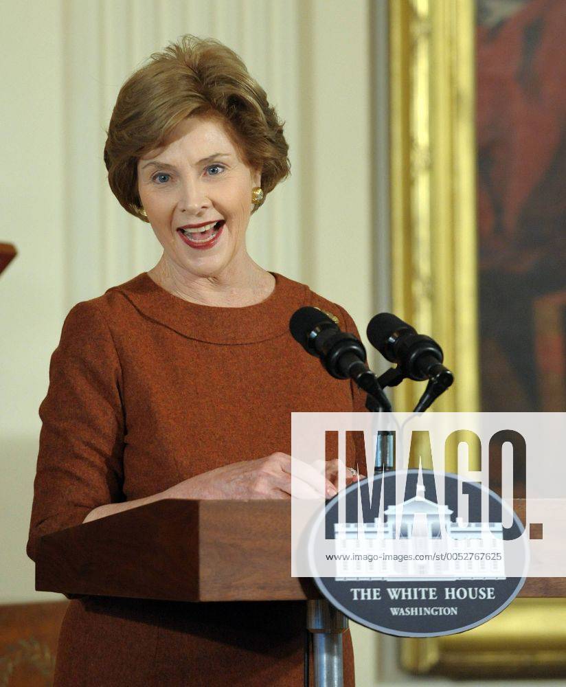 First Lady Laura Bush (USA) anlässlich des Empfangs der Ehefrauen der Diplomaten im Weißen Haus in Washington DC - (WAP20081110304)