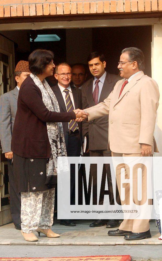 Premierminister Prachanda (re., Nepal) und Navanethem Pillay (Südafrika Menschenrechtskommissarin UNHCR) während eines Treffens in Katmandu
