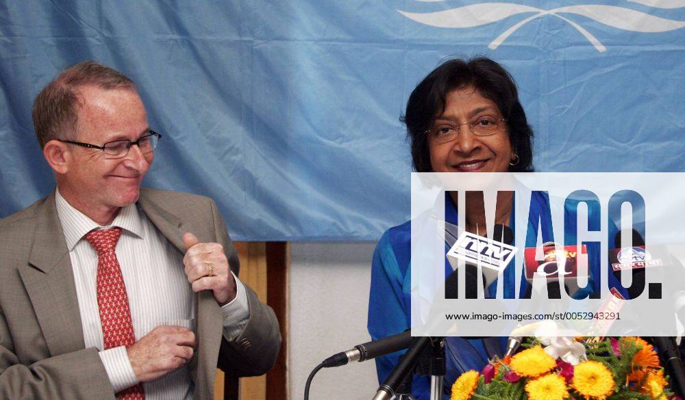 Navanethem Pillay (re., Südafrika Vereinte Nationen UN-Kommissarin für Menschenrechte (UNHCR)) und Richard Bennett während einer Pressekonferenz in Kathmandu -
