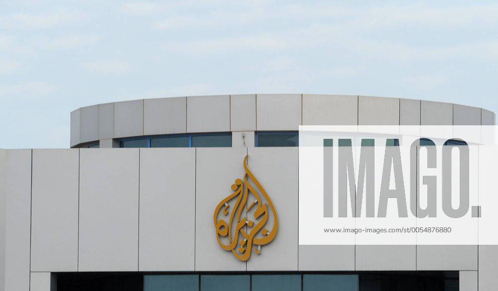 Das Emblem des Fernsehsenders Al Jazeera an einem neuen Gebäude von Al Jazeera Sport in Doha, Katar.