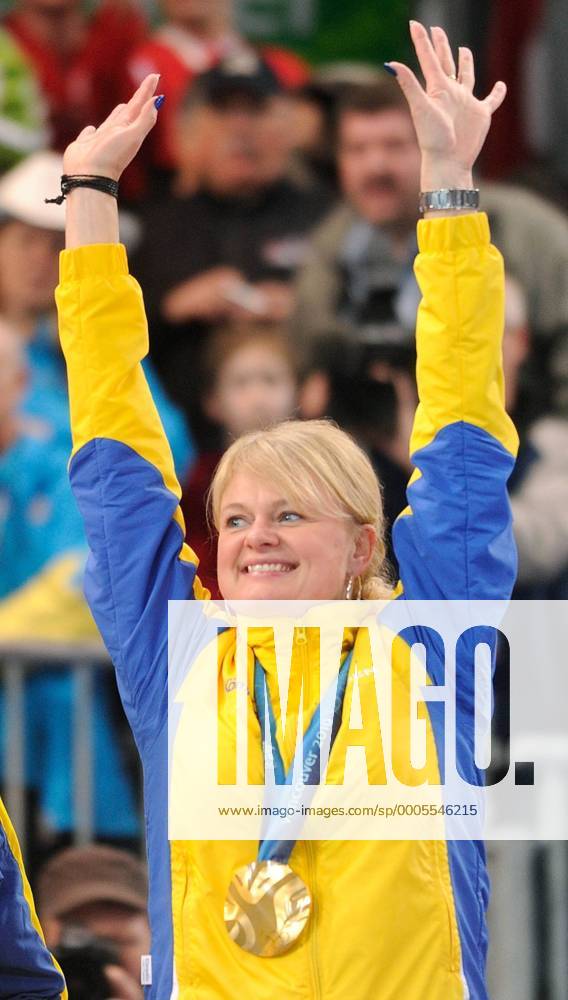Sweden s skip Anette Norberg waves to fans after winning the women s Olympic curling goldmedal game by beating Canada 7 - 6 in eleven ends at the Vancouver Olympic Centre on Day 15 of the 2010 Winter Olympic Games in Vancouver February 26, 2010. . - ZUMAw51 o0 Jubel Freude Sieg Olympiasieg