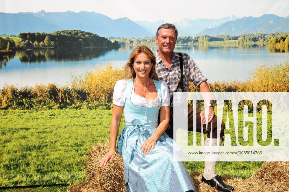Caroline Beil und Hans Kraus, die Schauspieler mit dem Hund Gustl bei den Dreharbeiten zu der ZDF-Serie Herzflimmern - die Klinik am See in München am 23.08.2011 Herzflimmern - die Klinik am See , ZDF, 2011