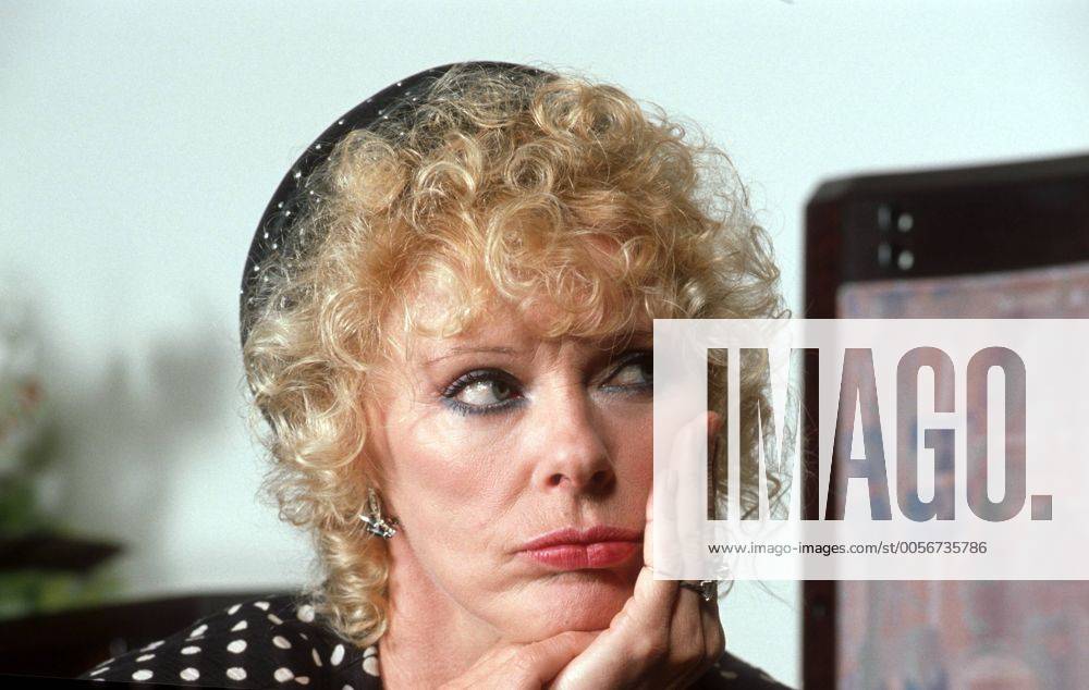 Elke Sommer 10 89 hör Frau Fernsehen Film Schauspiel blond kurzhaarig Gesellschaft seriös quer Portrait Hut Bluse gepunktet Grimasse Hand Gesicht