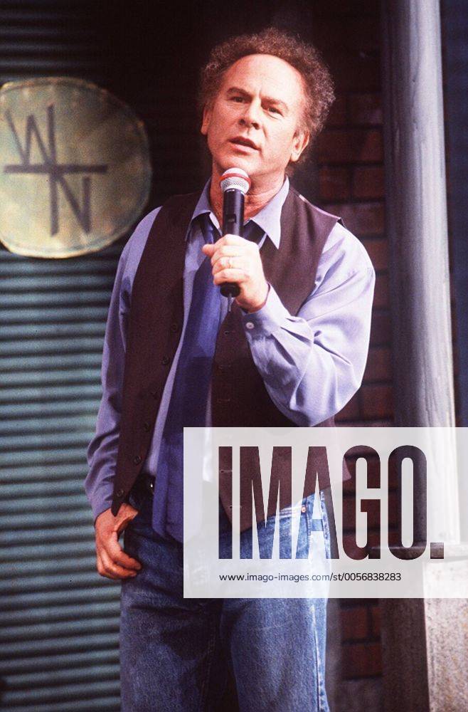 Art Garfunkel (Sänger) 01 97 rs Mann Musik Gesang Pop duneklhaarig HALBGLATZE Locken leger Hemd Weste stehend Auftritt Studio Dekoration Kulisse Mikrophon haltend singend halb hoch