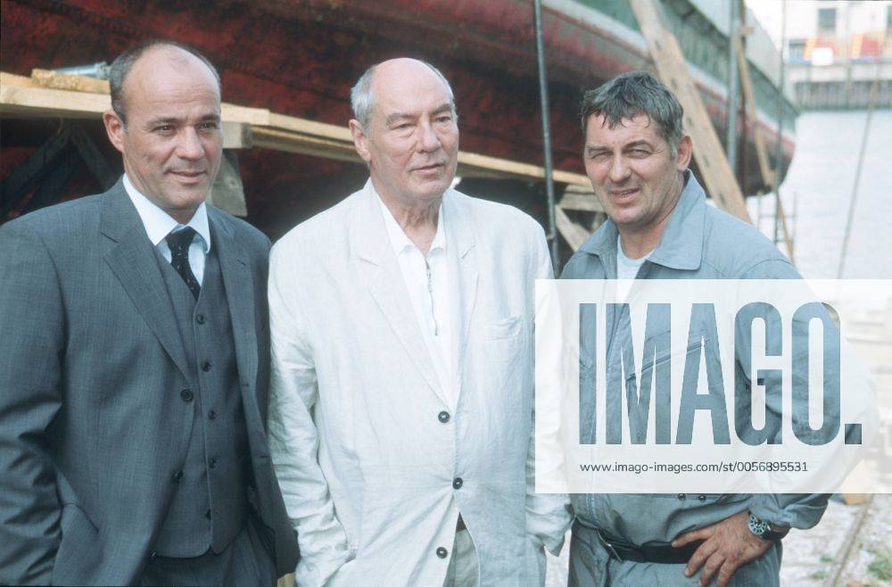 V.l.: Heiner Lauterbach, Martin Benrath, Heinz Hoenig in Zwei Asse und ein König ZDF 06 99 her Mann TV Fernsehen Schauspiel Szene Filmszene draußen Werft Reparaturwerft Firma Transportfirma stehend Wasser Meer See Schiff halb quer