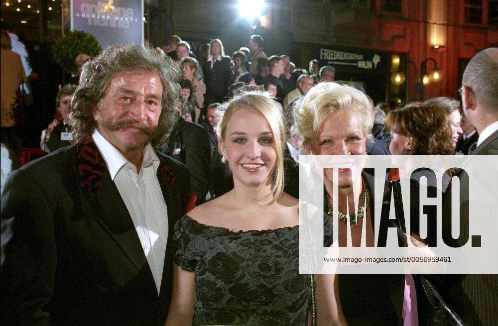 Dorit Gäbler mit Ehemann Karl-Heinz Bellmann und Tochter Peggy 09 04 urb Frau TV Fernsehen Theater Schauspiel Schauspielerin Kleinkunst seriös festlich stehend halb quer lächelnd Die Goldene Henne 2004 am 22.09.2004 in Berlin