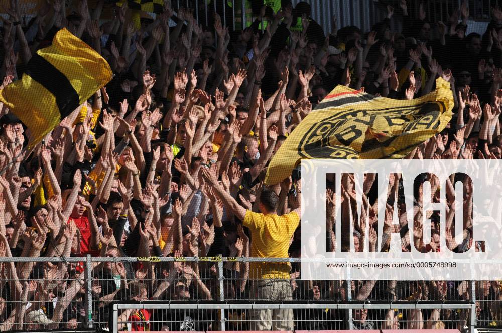 1. Bundesliga, 30. Spieltag: Borussia Dortmund (BVB), BVB Fanblock o0 Totale, Fan, Publikum,