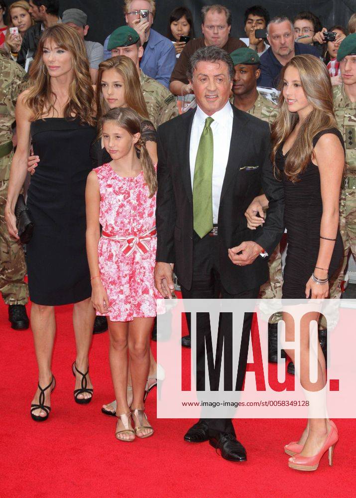 Sylvester Stallone mit seiner Ehefrau Jennifer Flavin und seinen Kindern Scarlet Rose, Sophia Rose und Sistine Rose bei der The Expendables 2 Kino Premiere am 13.8.2012 in London The Expendables 2 UK Kino Premiere in London, 2012