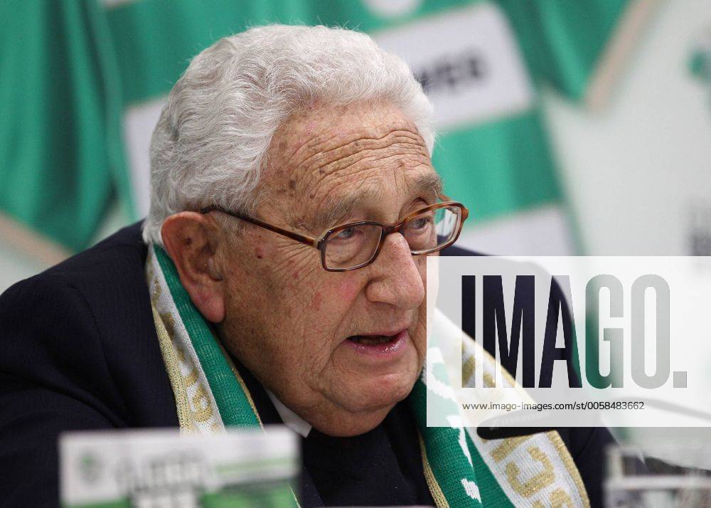 Fussball --- Saison 2012 2013 --- 1. Fussball - Bundesliga --- 03. Spieltag: SpVgg Greuther Fürth Fuerth - FC Schalke 04 --- Foto: Sport- Pressefoto Wolfgang Zink JüRa --- Dr. Henry Kissinger (ehem. Außenminister USA Ehrenbürger Stadt Fürth Ehrenmitglied SpVgg Greuther Fürth) ) SpVgg Greuther Fürth - FC Schalke 04