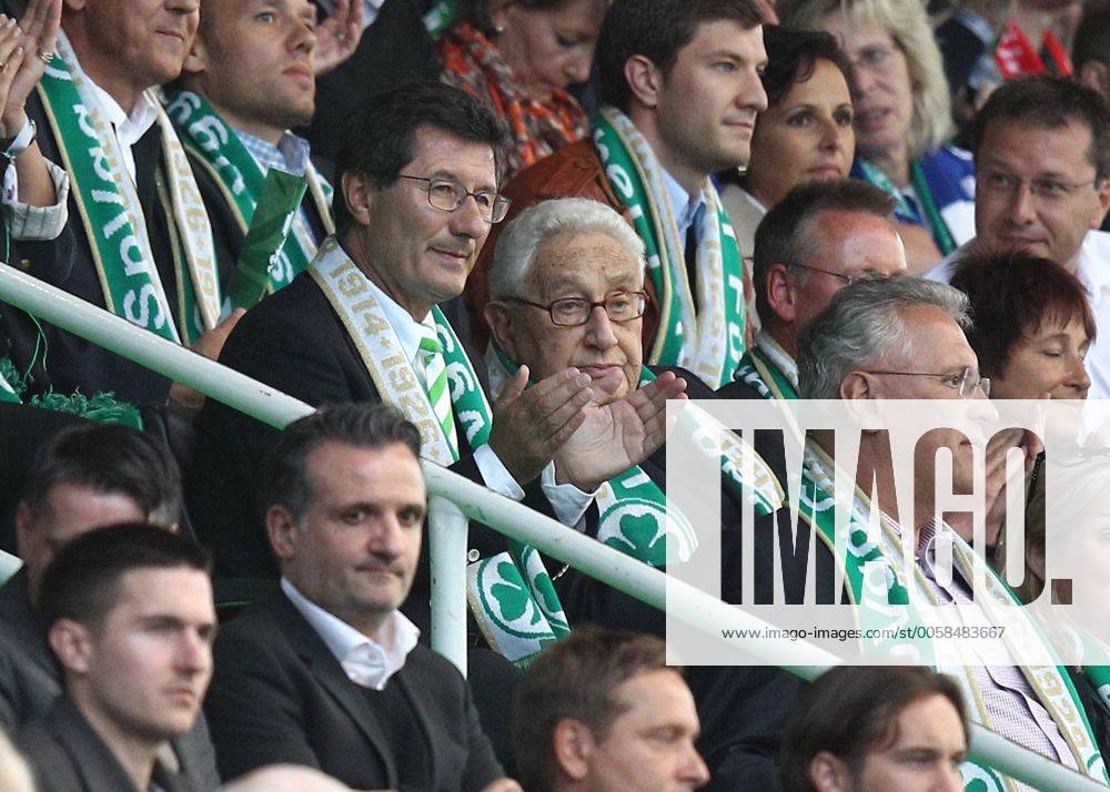 Fussball --- Saison 2012 2013 --- 1. Fussball - Bundesliga --- 03. Spieltag: SpVgg Greuther Fürth Fuerth - FC Schalke 04 --- Foto: Sport- Pressefoto Wolfgang Zink JüRa --- Helmut Hack (Präsident SpVgg Greuther Fürth ) mit Dr. Henry Kissinger (ehem. Außenminister USA Ehrenbürger Stadt Fürth Ehrenmitglied SpVgg Greuther Fürth) ) SpVgg Greuther Fürth - FC Schalke 04