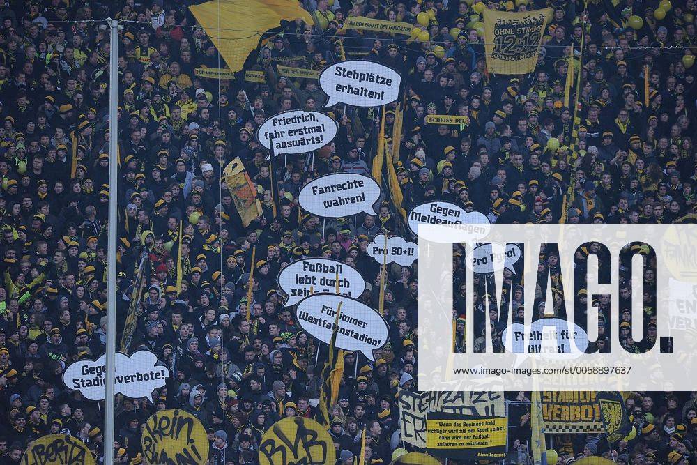 Fußball 1. Bundesliga 16. Spieltag Borussia Dortmund am 08.12.2012 im Signal Iduna Park in Dortmund Dortmunder Fans demonstrieren im Fanblock gegen die Stadionverbote, unterstützt durch Innenminister Hans Peter Friedrich.