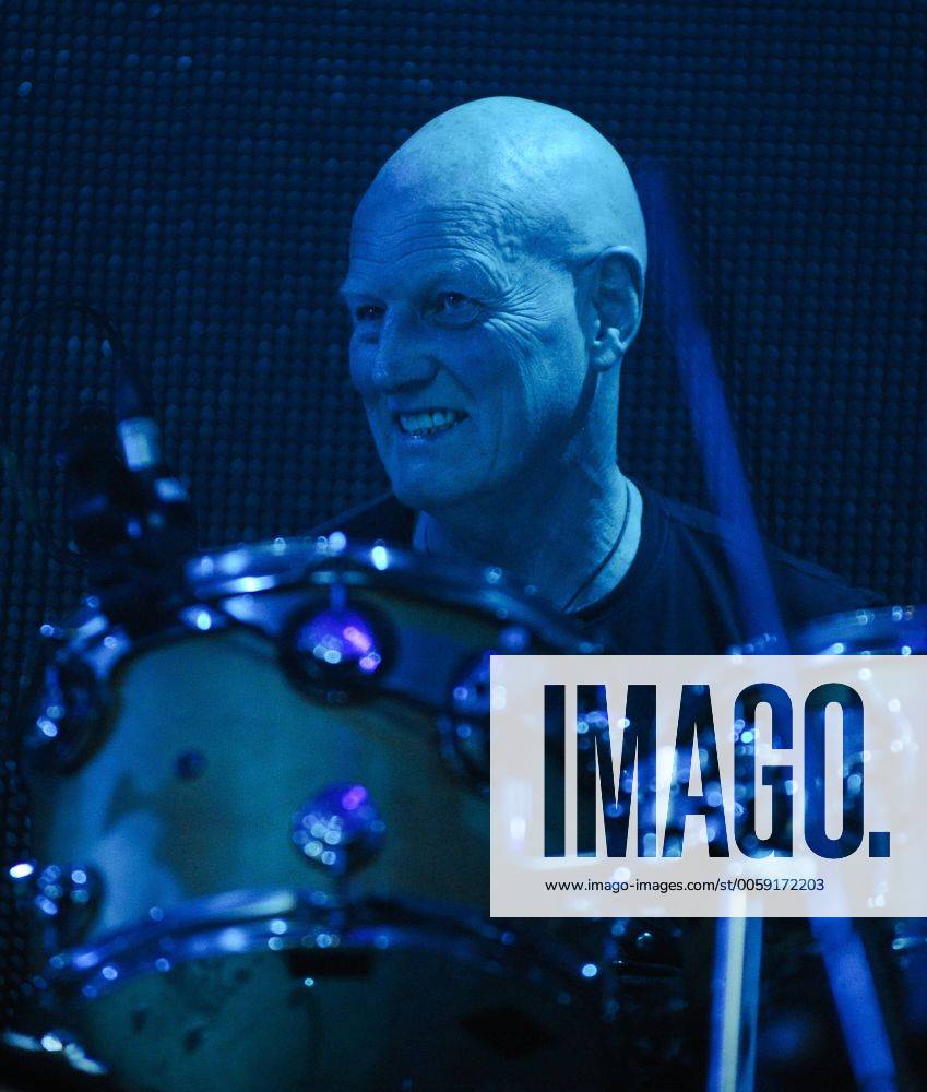 ITAR-TASS: MOSCOW, RUSSIA. FEBRUARY 1, 2013. Chris Slade (AC DC) performs at a concert of the Classic Rock All Stars 2013 Tour. RE112FF5