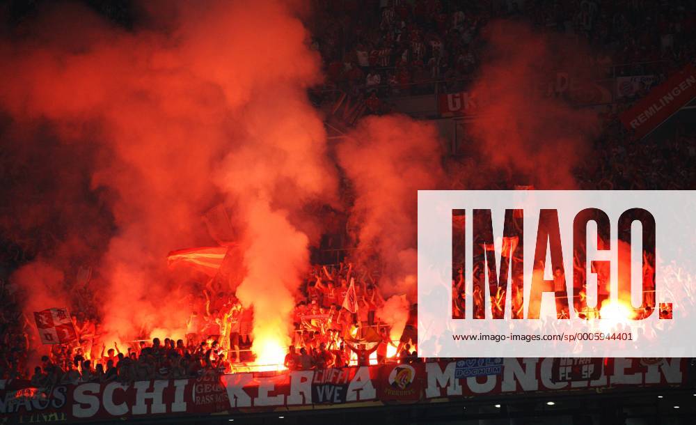 Fans des FC Bayern München zünden Bengalfeuer o0 Zuschauer Totale bengalisches Feuer Rauch, Rauchwolke, Rauchschwaden, Qualm, Qualmwolke