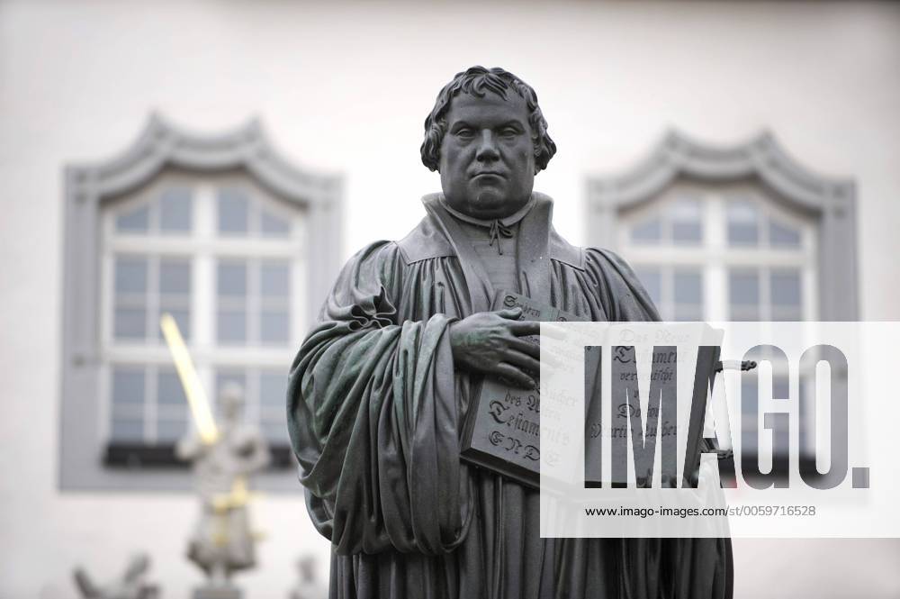 Denkmal des Reformators Martin Luther (1483 - 1546) mit der von ihm ins Deutsche übersetzten Bibel in der Hand auf dem Marktplatz der Lutherstadt Wittenberg, (Sachsen-Anhalt) am 24.04.2012. In den Jahren 1521 22 übersetzte Martin Luther im Schutze der Wartburg in Eisenach das Neue Testament ins Deutsche. DER ABDRUCK DES EPD-FOTOS IST HONORARPFLICHTIG! Luther-Denkmal in Wittenberg 385769