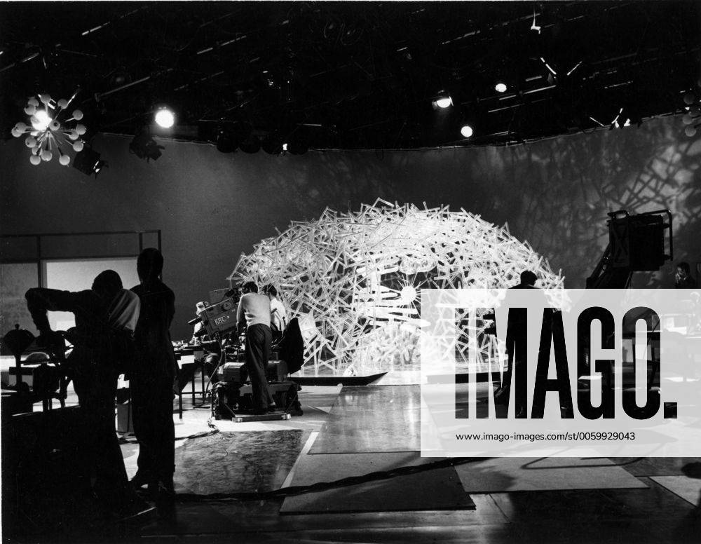 A world wide report on Scientific Research. The first programme in the BBC TV series What is Life? In which the scientist looked at the living cell and the mysteries of the origins of life on earth, was introduced by Proffessor Michael Swann and Raymond Baxter on BBC TV This picture shows the famous Upjohn model of a cell inside the studio. The cell was flown from Chicago and featured in What is Life? , Fernsehen, Fernsehshow, Fernsehstar, Fernseher UnitedArchives00101473