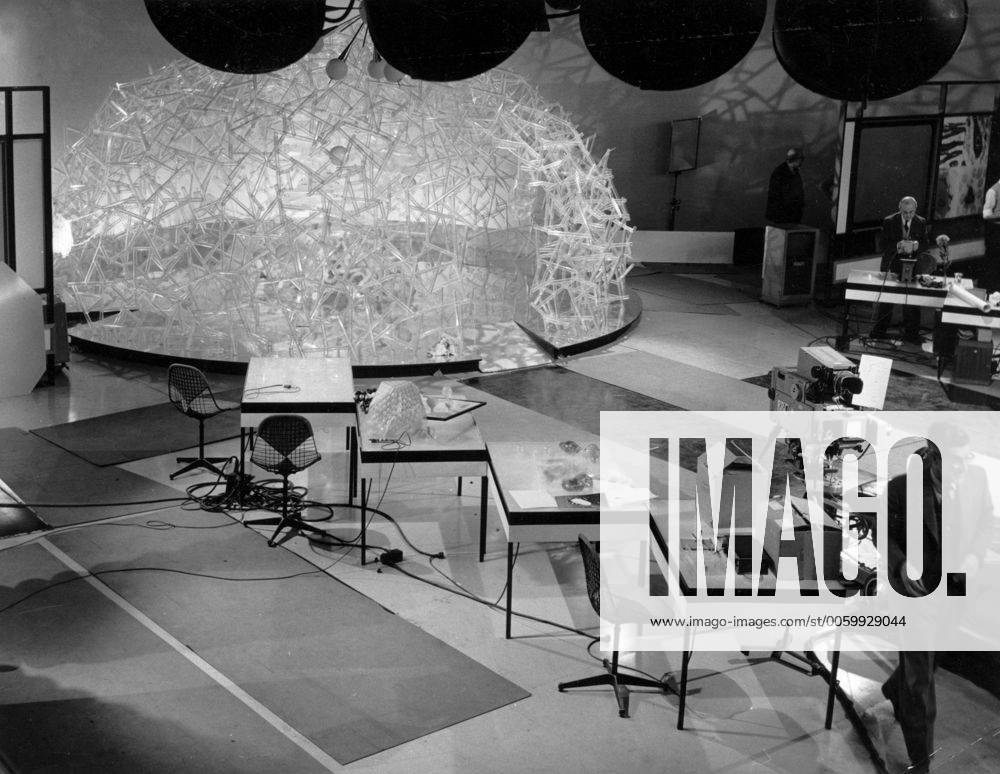 A world wide report on Scientific Research. The first programme in the BBC TV series What is Life? In which the scientist looked at the living cell and the mysteries of the origins of life on earth, was introduced by Proffessor Michael Swann and Raymond Baxter on BBC TV This picture shows the famous Upjohn model of a cell inside the studio. The cell was flown from Chicago and featured in What is Life? 1959, Fernsehen, Fernsehshow, Fernsehstar, Fernseher UnitedArchives00101480